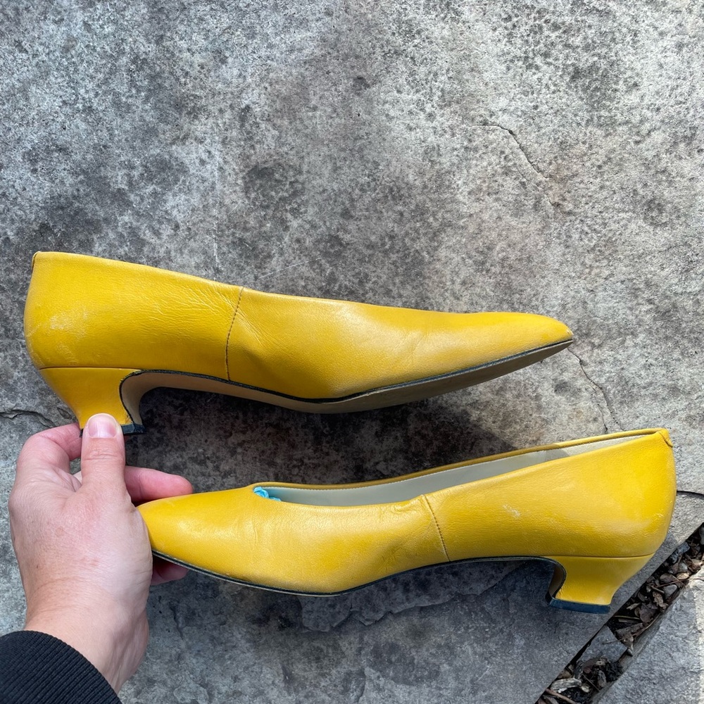 Vintage 60’s mustard yellow Pappagallo kitten heel pumps, size 7.5 - Picture 8 of 11